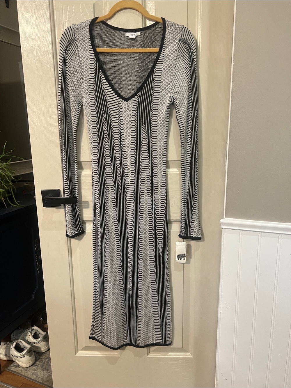 Bar III Black & White Striped V-Neck Long Sleeve Knit Dress